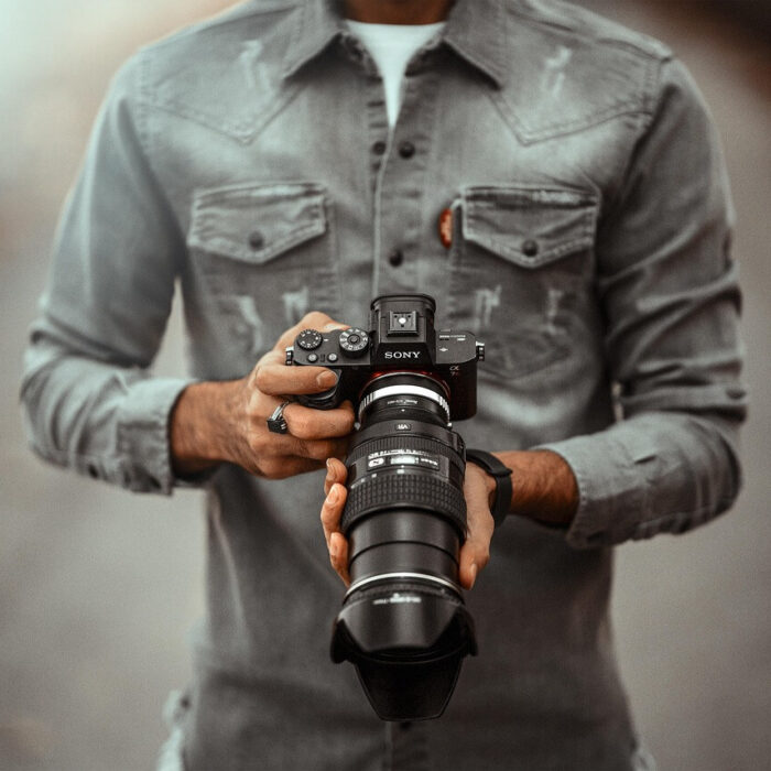 Fotografo con macchina fotografica